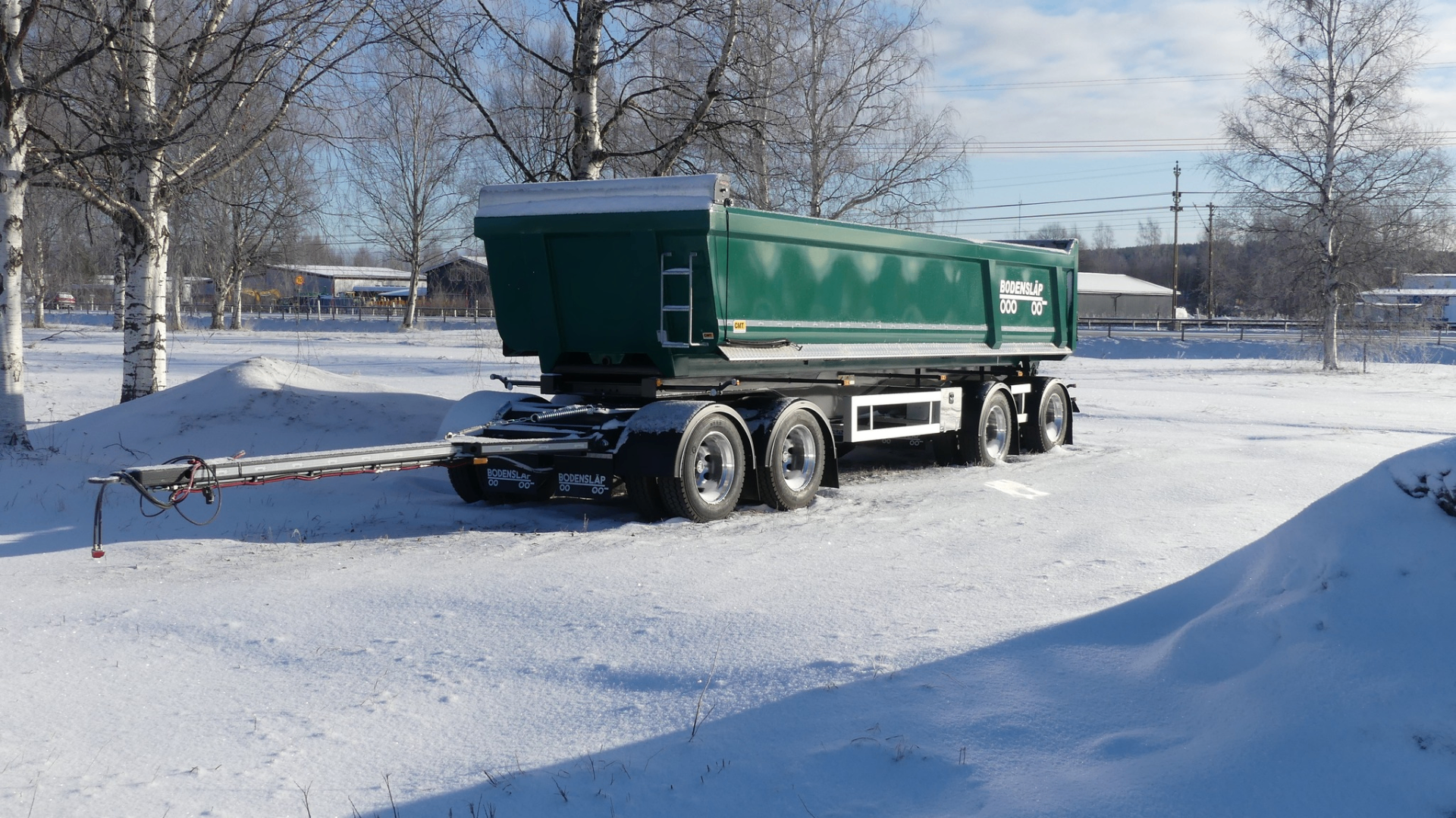 Bodensläp tippsläp i vinterlandskap
